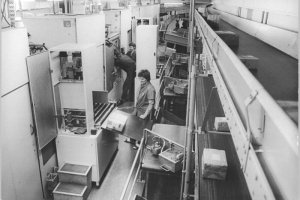 Im Postzollamt Potsdam war Anfang 1990 erstmals die Presse bei einer Postkontrolle zugegen und konnten das Öffnen und Röntgen der Sendungen dokumentieren, 7. Februar 1990