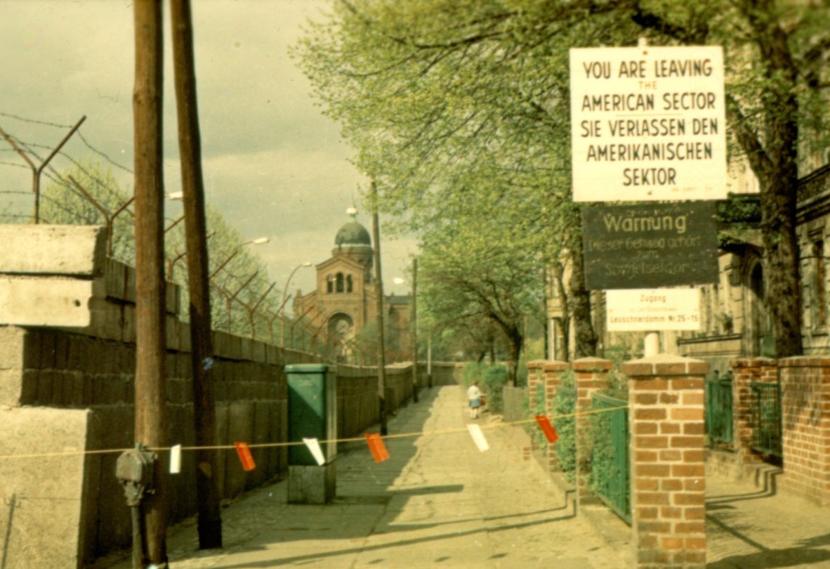 Abgesperrter Leuschnerdamm mit Warnhinweisen: „Dieser Gehweg gehört zum Sowjetsektor“