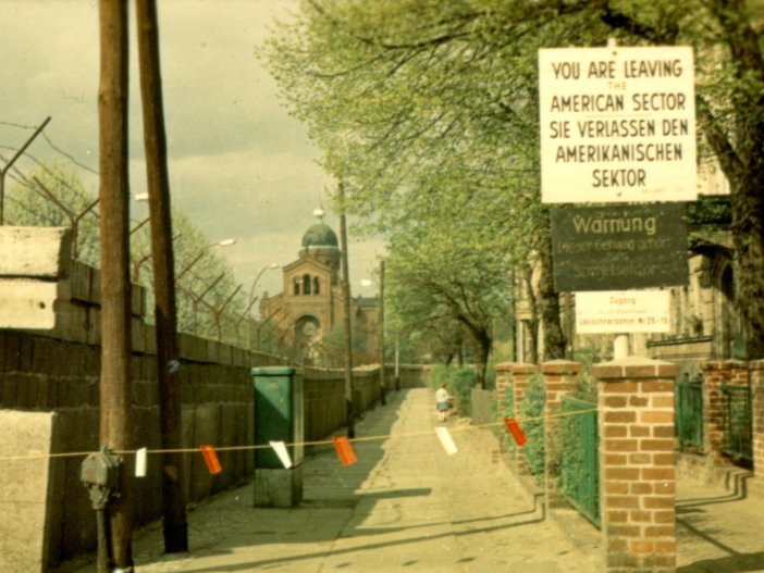 Abgesperrter Leuschnerdamm mit Warnhinweisen: „Dieser Gehweg gehört zum Sowjetsektor“