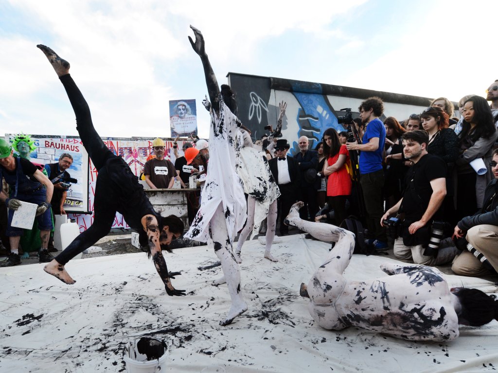 Künstlerische Protestaktion vor der Mauerlücke
