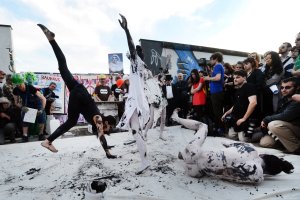 K&uuml;nstlerische Protestaktion vor der Mauerl&uuml;cke
