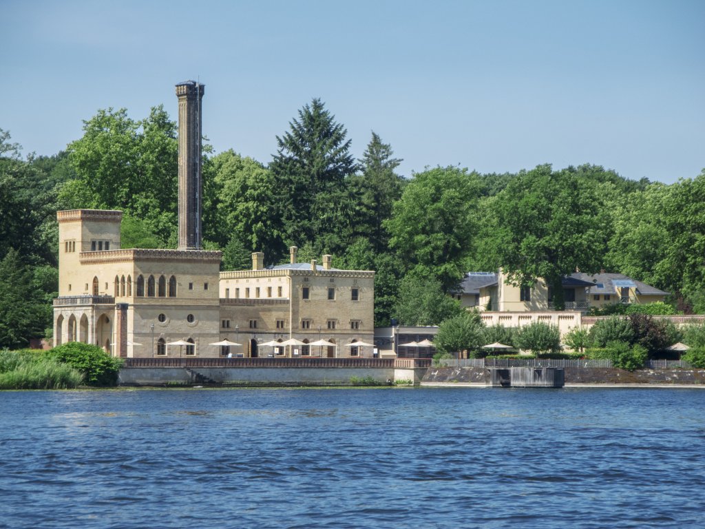 Blick über den Jungfernsee auf die Gasthausbrauerei Meierei im Neuen Garten