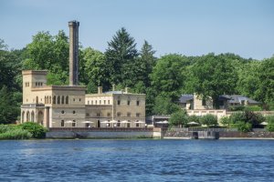 Blick über den Jungfernsee auf die Gasthausbrauerei Meierei im Neuen Garten