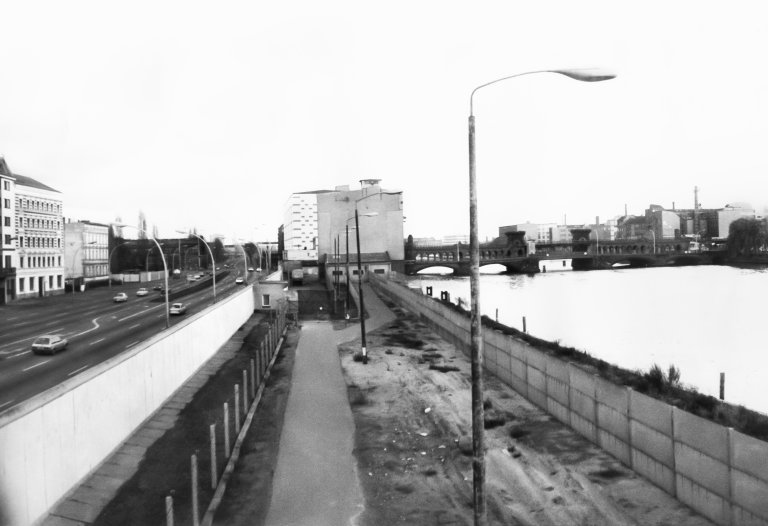 Postenweg im Grenzbereich. Im Hintergrund sind der Mühlenspeicher und das Pförtnerhäuschen zu erkennen, 1980er Jahre