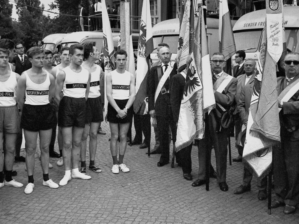 1962: Kundgebung und Ehrenformation zum ersten Jahrestag des Mauerbaus vor dem Schöneberger Rathaus. Die Solidarität mit den Menschen hinter der Mauer ist in West-Berlin und in der Bundesrepublik groß.