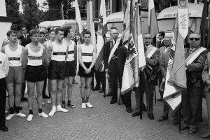 1962: Kundgebung und Ehrenformation zum ersten Jahrestag des Mauerbaus vor dem Sch&ouml;neberger Rathaus. Die Solidarit&auml;t mit den Menschen hinter der Mauer ist in West-Berlin und in der Bundesrepublik gro&szlig;.