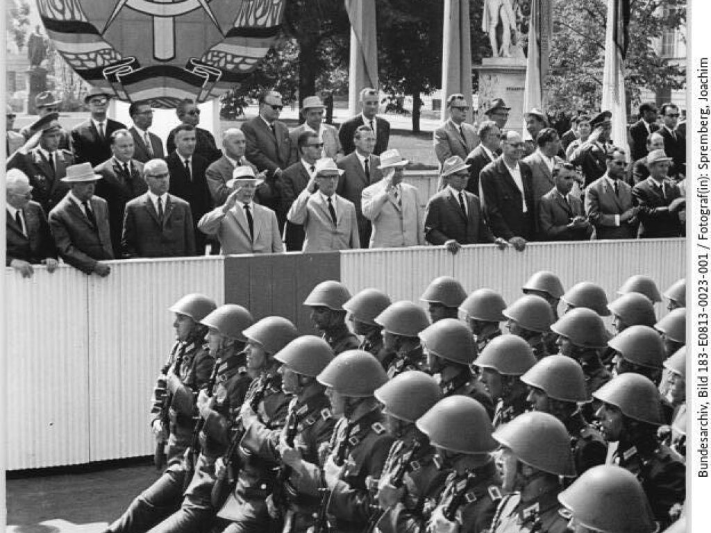 Der fünfte Jahrestag des „Antifaschistischen Schutzwalls“ wird in der DDR mit Kampfgruppen-Paraden gefeiert.