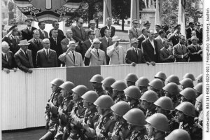 Der f&uuml;nfte Jahrestag des &bdquo;Antifaschistischen Schutzwalls&ldquo; wird in der DDR mit Kampfgruppen-Paraden gefeiert.