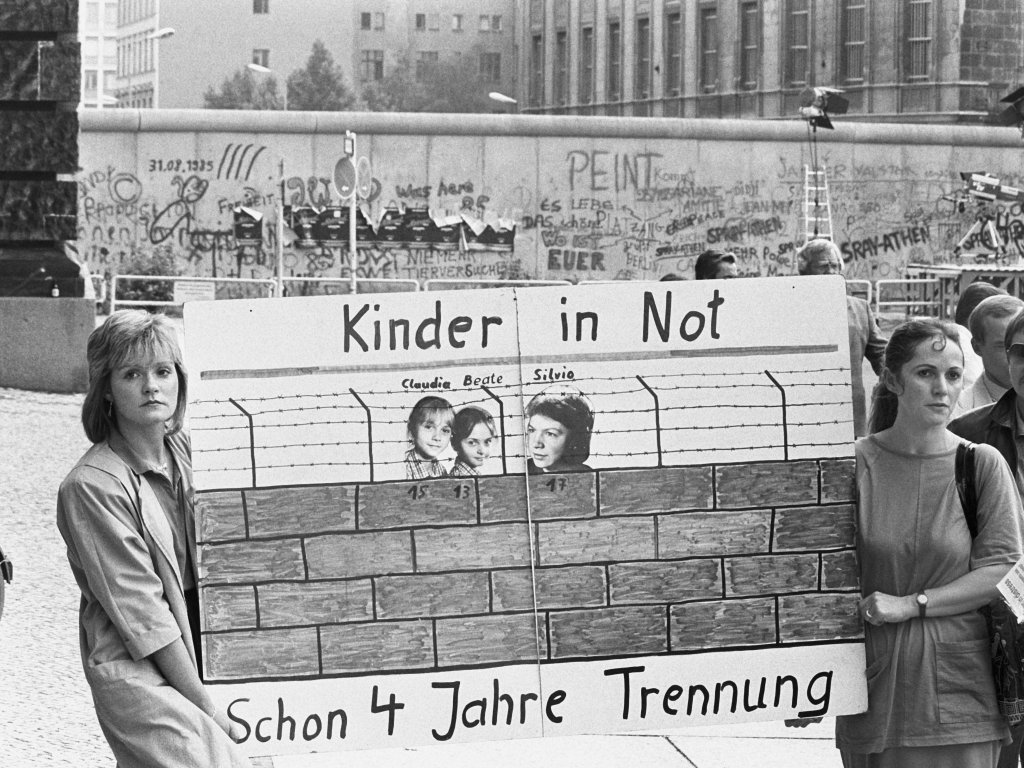 Die ehemalige DDR-Bürgerin Jutta Gallus-Schmidt (rechts) demonstriert am 25. Jahrestag des Mauerbaus für die Ausreise ihrer Kinder.