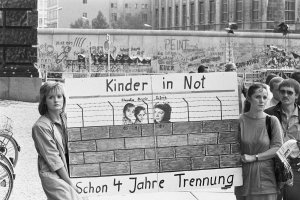 Die ehemalige DDR-B&uuml;rgerin Jutta Gallus-Schmidt (rechts) demonstriert am 25. Jahrestag des Mauerbaus f&uuml;r die Ausreise ihrer Kinder.