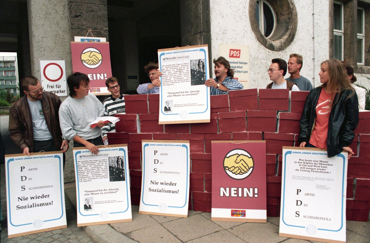 1994: F&uuml;nf Jahre nach der Friedlichen Revolution protestieren Mitglieder der Jungen Union Th&uuml;ringen am Jahrestag des Mauerbaus vor der PDS-Landesstelle in Erfurt. Die PDS ist aus der SED hervorgegangen und hat sich 2007 zusammen mit der WASG zur heutigen Partei Die Linke formiert.