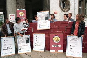 1994: F&uuml;nf Jahre nach der Friedlichen Revolution protestieren Mitglieder der Jungen Union Th&uuml;ringen am Jahrestag des Mauerbaus vor der PDS-Landesstelle in Erfurt. Die PDS ist aus der SED hervorgegangen und hat sich 2007 zusammen mit der WASG zur heutigen Partei Die Linke formiert.