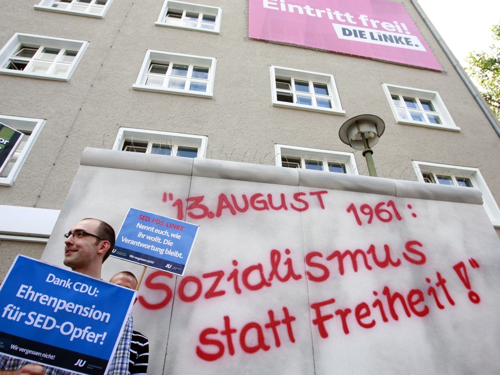 Die Junge Union blockiert die Zentrale der Partei "Die Linke" in Berlin am 46. Jahrestag des Mauerbaus mit einer Mauer-Attrappe.