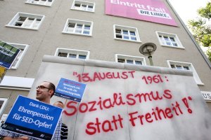 Die Junge Union blockiert die Zentrale der Partei "Die Linke" in Berlin am 46. Jahrestag des Mauerbaus mit einer Mauer-Attrappe.
