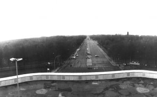 Die Berliner Mauer: Blick vom Brandenburger Tor Richtung Westen, Aufnahme 1980er Jahre