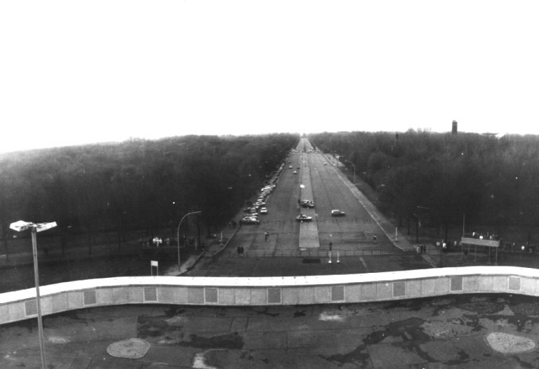 Die Berliner Mauer: Blick vom Brandenburger Tor Richtung Westen, Aufnahme 1980er Jahre