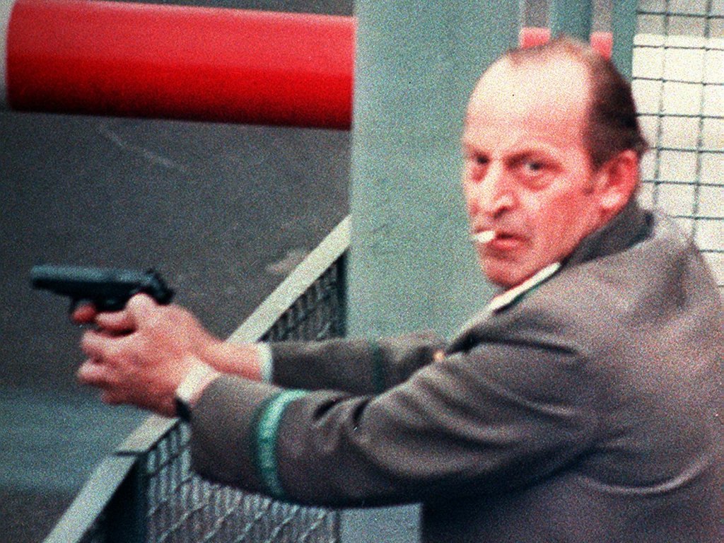 „Die Schusswaffe zur Verhinderung von Grenzdurchbrüchen soll nicht länger angewendet werden": Diese Anweisung an die DDR-Grenztruppen vom 3. April 1989 hat die Stasi-Passkontrolleure nicht erreicht