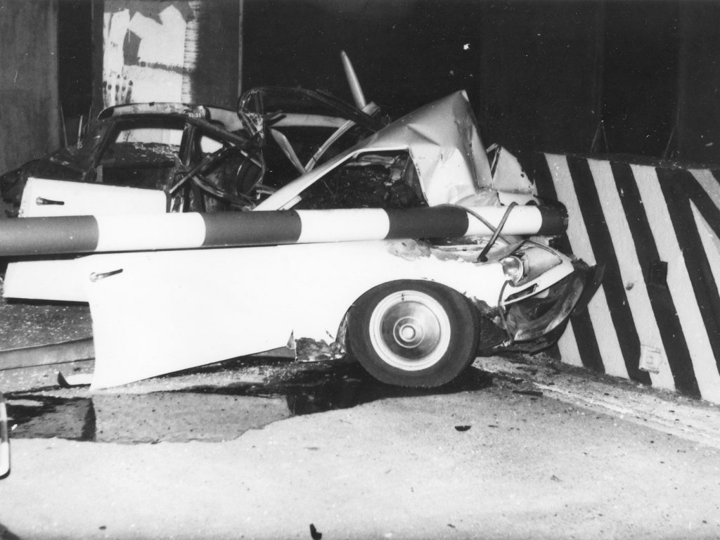 Gescheiterter Fluchtversuch am Grenzübergang Stolpe, 9. Mai 1989: Das Auto des 27-jährigen Flüchtlings erleidet beim Durchbrechen der Grenzanlagen einen Totalschaden