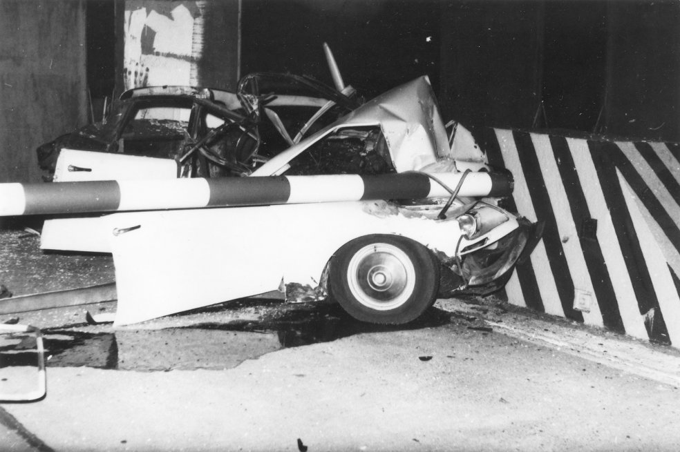 Gescheiterter Fluchtversuch am Grenzübergang Stolpe, 9. Mai 1989: Das Auto des 27-jährigen Flüchtlings erleidet beim Durchbrechen der Grenzanlagen einen Totalschaden