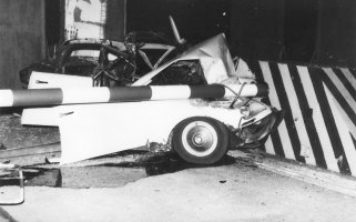 Gescheiterter Fluchtversuch am Grenzübergang Stolpe, 9. Mai 1989: Das Auto des 27-jährigen Flüchtlings erleidet beim Durchbrechen der Grenzanlagen einen Totalschaden
