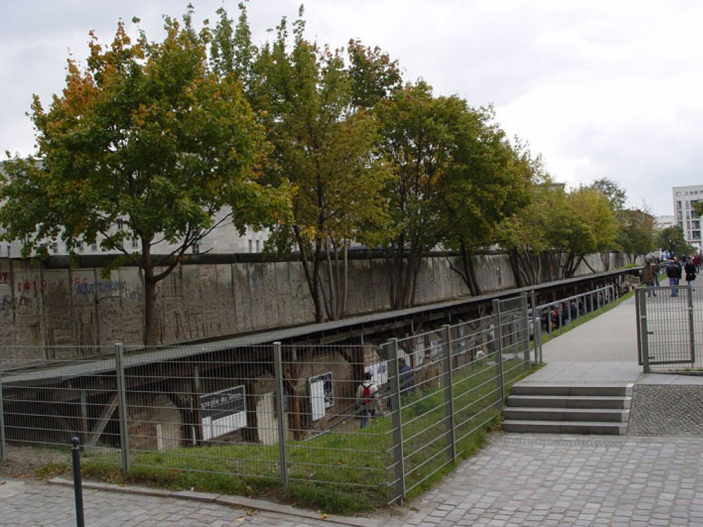 Vordere Grenzmauer in der Niederkirchner Straße in Berlin-Mitte