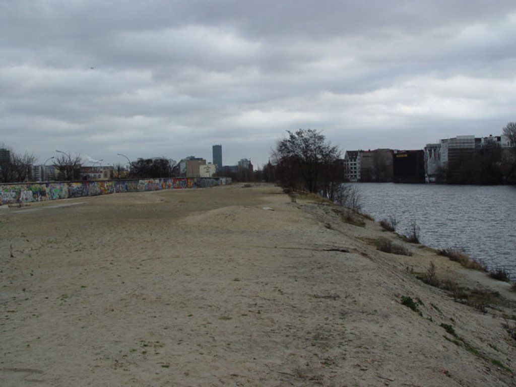 Todesstreifen an der Spree mit Hinterlandsicherungsmauer in Berlin-Treptow