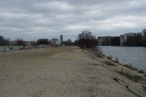 Todesstreifen an der Spree mit Hinterlandsicherungsmauer in Berlin-Treptow