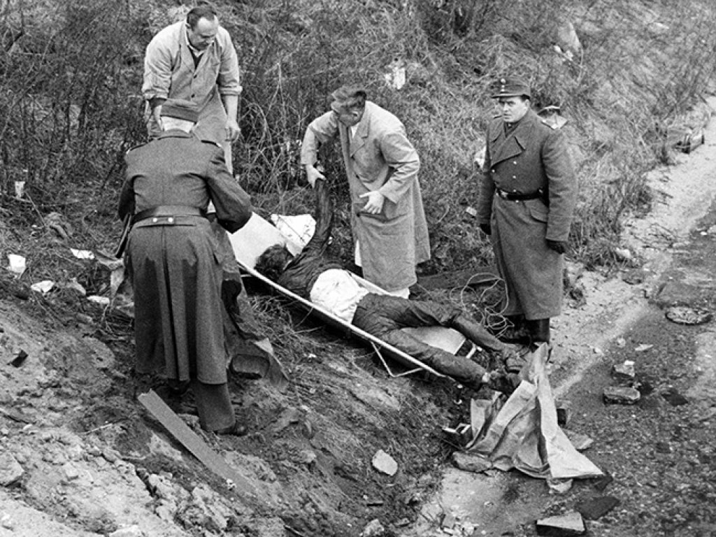 Wolf-Olaf Muszynski, geboren am 1. Februar 1947, im Februar 1963 bei einem Fluchtversuch im Berliner Grenzgewässer ertrunken: Bergung am Kreuzberger Spree-Ufer; Aufnahme 1. April 1963 Wolf-Olaf Muszynski, geboren am 1. Februar 1947, im Februar 1963 bei einem Fluchtversuch im Berliner Grenzgewässer ertrunken: Bergung am Kreuzberger Spree-Ufer; Aufnahme 1. April 1963