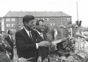 John F. Kennedy und Willy Brandt am Rathaus Schöneberg in Berlin, 26. Juni 1963
