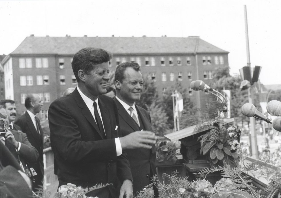 John F. Kennedy und Willy Brandt am Rathaus Sch&ouml;neberg in Berlin, 26. Juni 1963