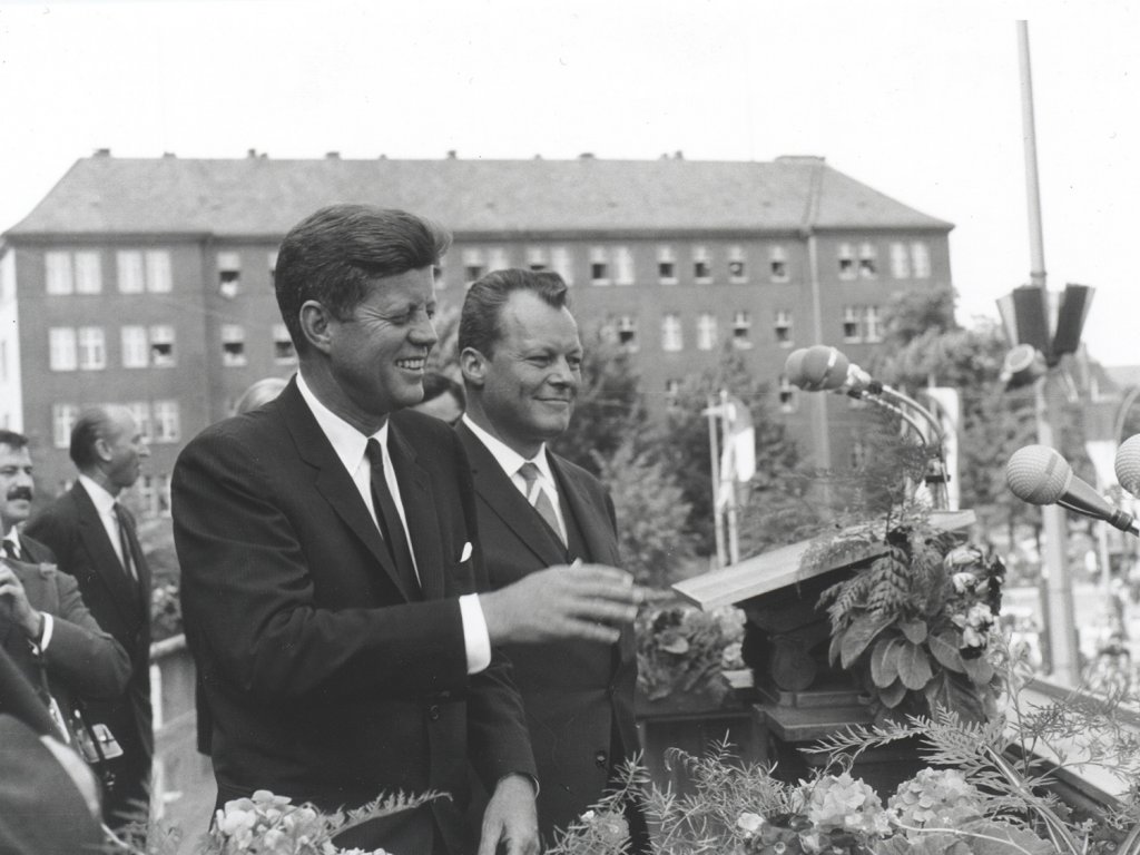 John F. Kennedy und Willy Brandt am Rathaus Schöneberg in Berlin, 26. Juni 1963 John F. Kennedy und Willy Brandt am Rathaus Schöneberg in Berlin, 26. Juni 1963