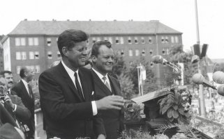 John F. Kennedy und Willy Brandt am Rathaus Schöneberg in Berlin, 26. Juni 1963