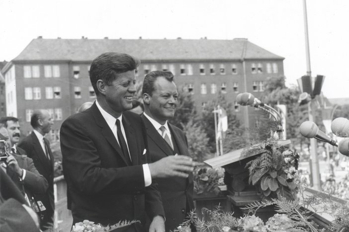 John F. Kennedy und Willy Brandt am Rathaus Schöneberg in Berlin, 26. Juni 1963