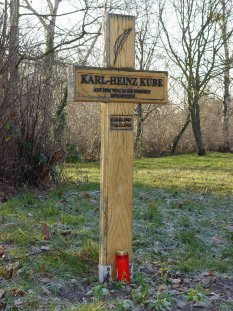 Karl-Heinz Kube, erschossen an der Berliner Mauer: erneuertes Gedenkkreuz in Berlin-Düppel (Aufnahme 2004)
