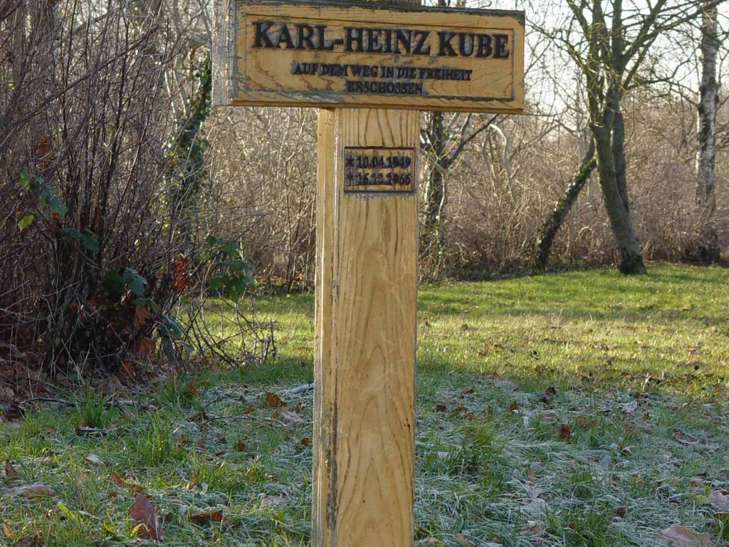 Karl-Heinz Kube, erschossen an der Berliner Mauer: erneuertes Gedenkkreuz in Berlin-Düppel (Aufnahme 2004) Karl-Heinz Kube, erschossen an der Berliner Mauer: erneuertes Gedenkkreuz in Berlin-Düppel (Aufnahme 2004)