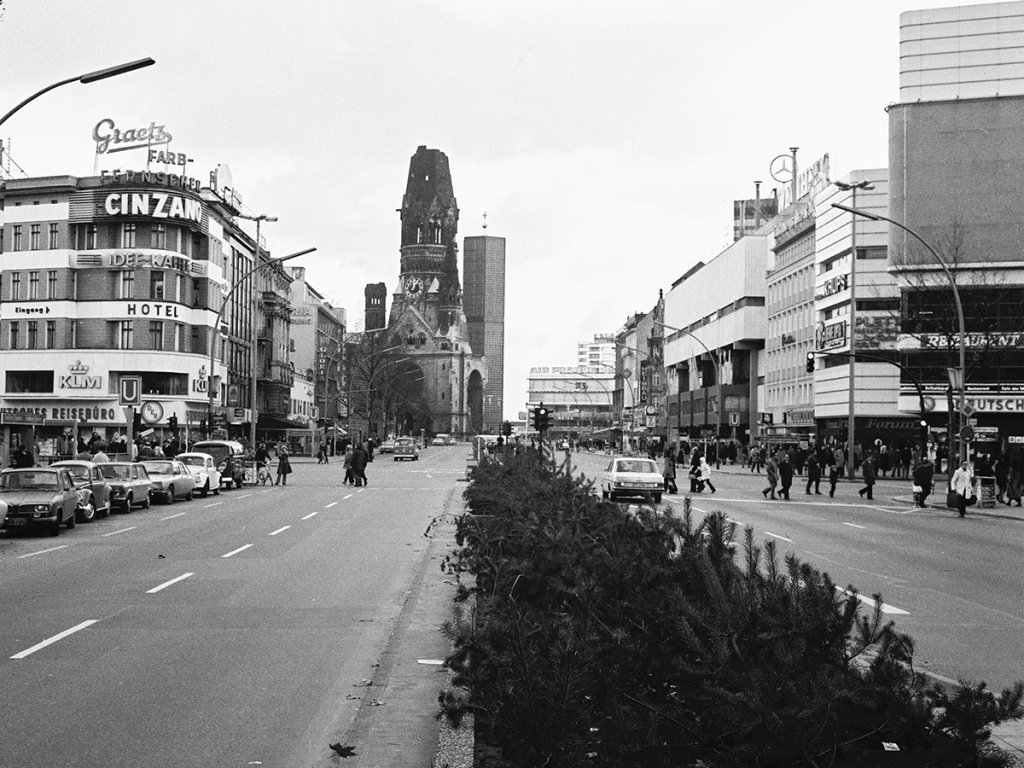 Der West-Berliner Kurfürstendamm: Sonntagsfahrverbot, 25. November 1973.