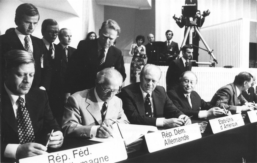 Unterzeichnung der KSZE-Schlussakte in Helsinki am 1. August 1975 (v.l.n.r.: Helmut Schmidt, Erich Honecker, Gerald Ford, Bruno Kreisky).