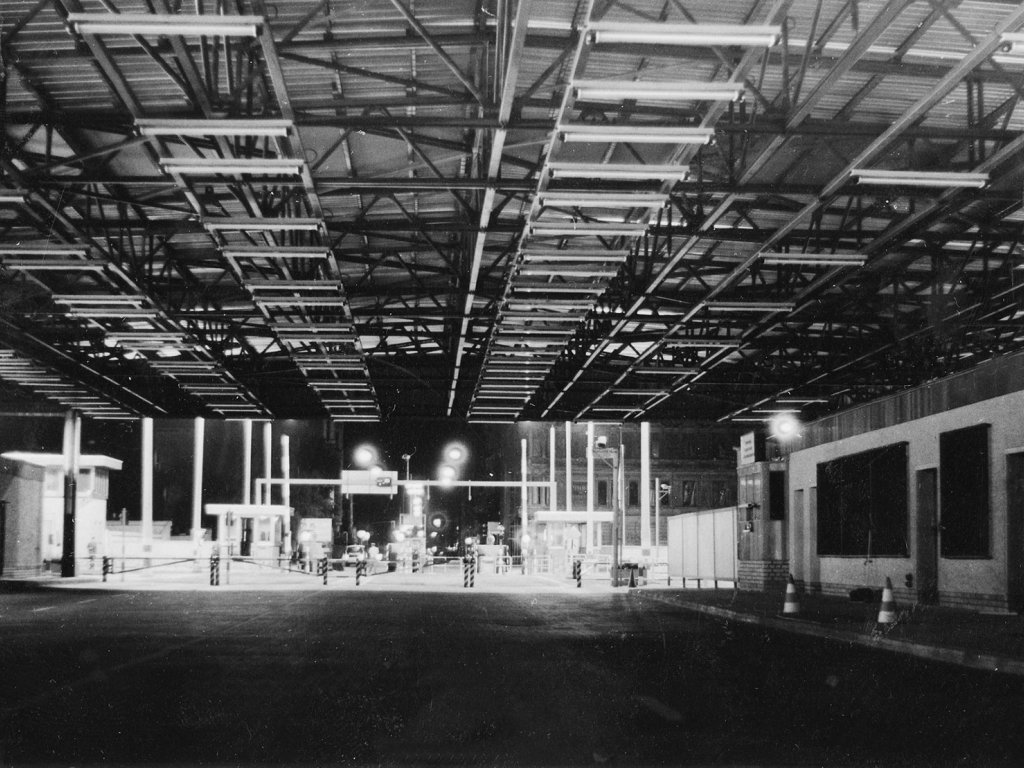 Zollkontrollbereich mit hoher Geschwindigkeit passiert: Gelungene Flucht mit einem LKW am Grenzübergang „Checkpoint Charlie“, 29. August 1986 Zollkontrollbereich mit hoher Geschwindigkeit passiert: Gelungene Flucht mit einem LKW am Grenzübergang „Checkpoint Charlie“, 29. August 1986