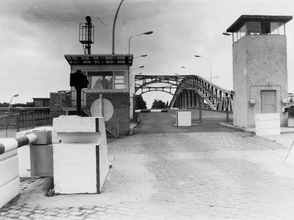 Von den Grenzposten für bereits kontrollierte Diplomaten gehalten und über die Bösebrücke nach West-Berlin durchgelassen: Gelungene Flucht über den Grenzübergang Bornholmer Straße, 2. September 1986