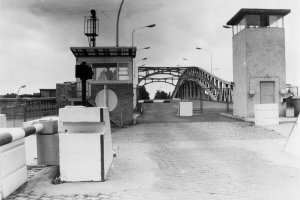 Von den Grenzposten für bereits kontrollierte Diplomaten gehalten und über die Bösebrücke nach West-Berlin durchgelassen: Gelungene Flucht über den Grenzübergang Bornholmer Straße, 2. September 1986