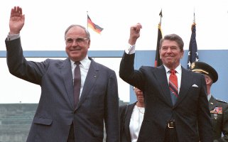 Helmut Kohl und Ronald Reagan vor dem Brandenburger Tor, 12. Juni 1987