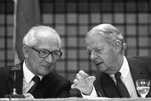 Erich Honecker spricht mit dem Präsidenten des DIHT, Otto Wolff von Amerongen, 1987.