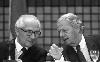 Erich Honecker spricht mit dem Präsidenten des DIHT, Otto Wolff von Amerongen, 1987.