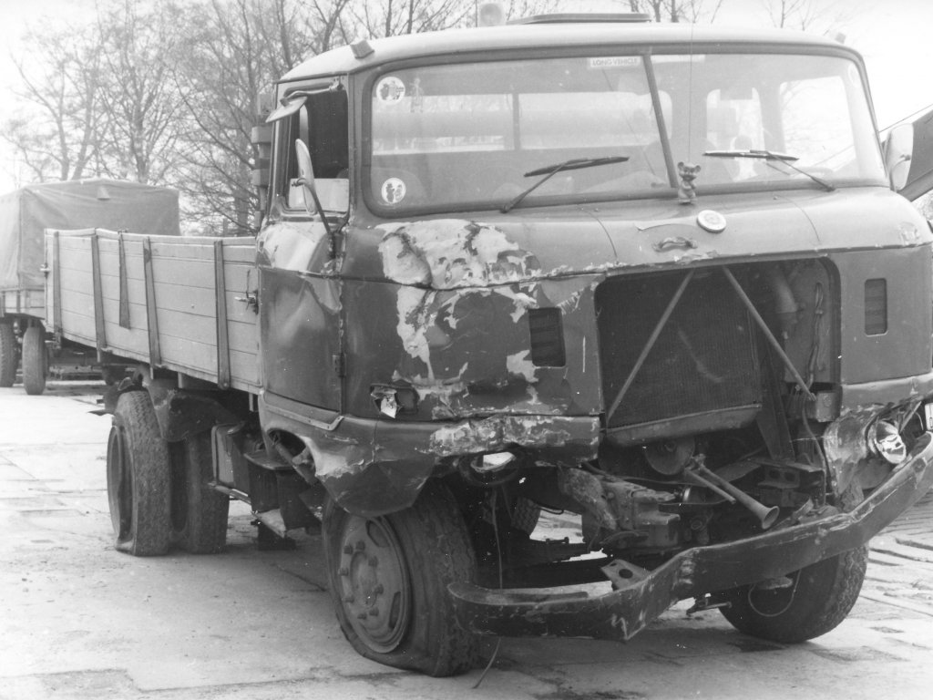 Motorraum aufgerissen, Vorderachse demoliert, Reifen platt – aber alle Sperranlagen durchschlagen: Erste erfolgreiche Flucht über die Glienicker Brücke, 10. März 1988 Motorraum aufgerissen, Vorderachse demoliert, Reifen platt – aber alle Sperranlagen durchschlagen: Erste erfolgreiche Flucht über die Glienicker Brücke, 10. März 1988