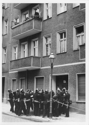 Gescheiterte Flucht in Treptow, 13. September 1961: Die West-Berliner Feuerwehr steht mit einem Sprungtuch bereicht, aber die Ost-Berliner Grenzsoldaten verhindern den Fluchtversuch in der Harzer Straße 117