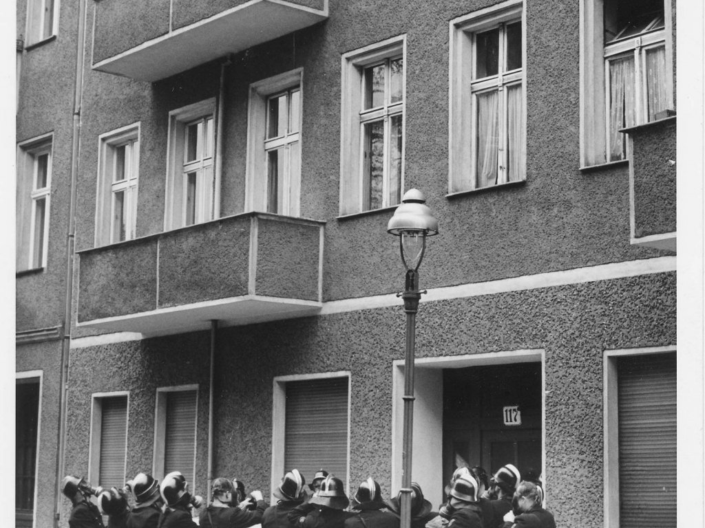 Gescheiterte Flucht in Treptow, 13. September 1961: Die West-Berliner Feuerwehr steht mit einem Sprungtuch bereicht, aber die Ost-Berliner Grenzsoldaten verhindern den Fluchtversuch in der Harzer Straße 117