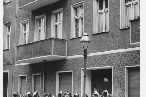Gescheiterte Flucht in Treptow, 13. September 1961: Die West-Berliner Feuerwehr steht mit einem Sprungtuch bereicht, aber die Ost-Berliner Grenzsoldaten verhindern den Fluchtversuch in der Harzer Straße 117