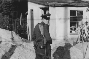 Grenzpolizist an der Berliner Sektorengrenze nachdem er Zigaretten und Schokolade, die ihm West-Berliner zugeworfen haben, zertreten hat, 24. September 1961.