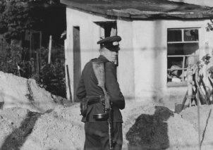 Grenzpolizist an der Berliner Sektorengrenze nachdem er Zigaretten und Schokolade, die ihm West-Berliner zugeworfen haben, zertreten hat, 24. September 1961.