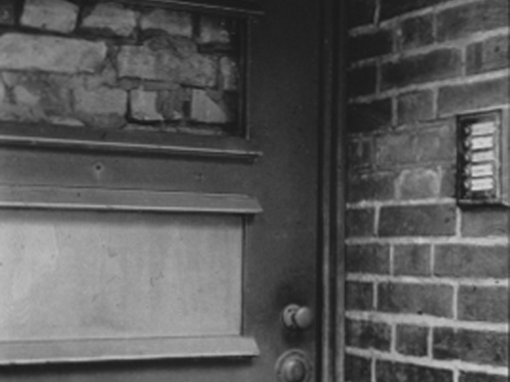 Zugemauerte Tür eines Ost-Berliner Hauses an der Sektorengrenze zwischen Treptow und Neukölln